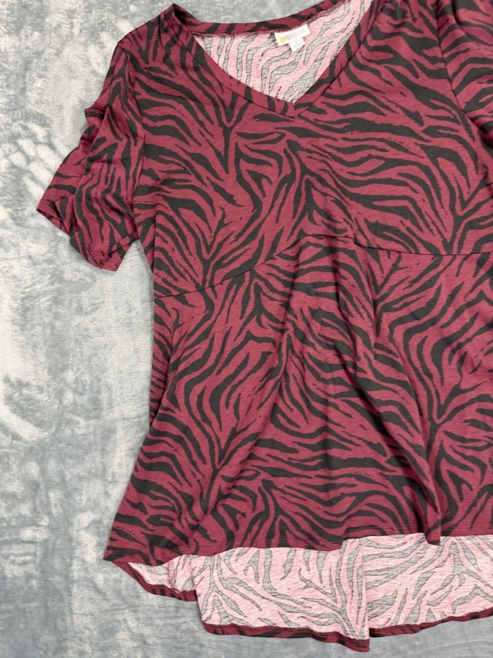 LuLaRoe Burgundy & Black Zebra Print High-Low V-Neck Tunic Top Womens Size L - Picture 3 of 10